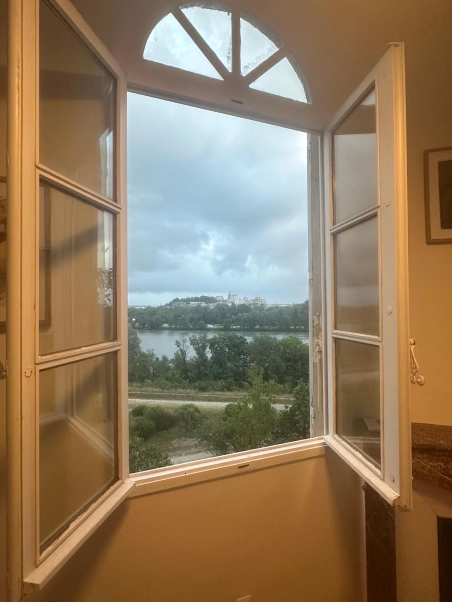 Charmante Petite Maison Avec Vue Panoramique, En Centre Historique, Proche D'Avignon, Ancienne, Renovee, Climatisee, Terrasse, Parking Public Gratuit Вильнёв-ле-Авиньон Экстерьер фото