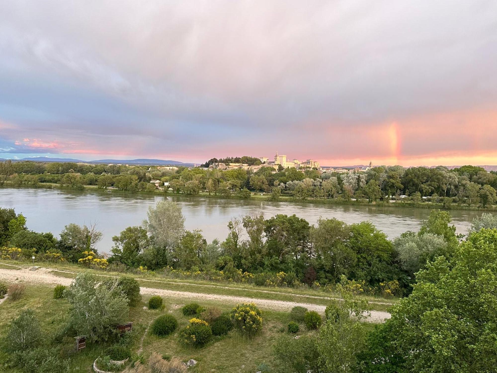 Charmante Petite Maison Avec Vue Panoramique, En Centre Historique, Proche D'Avignon, Ancienne, Renovee, Climatisee, Terrasse, Parking Public Gratuit Вильнёв-ле-Авиньон Экстерьер фото