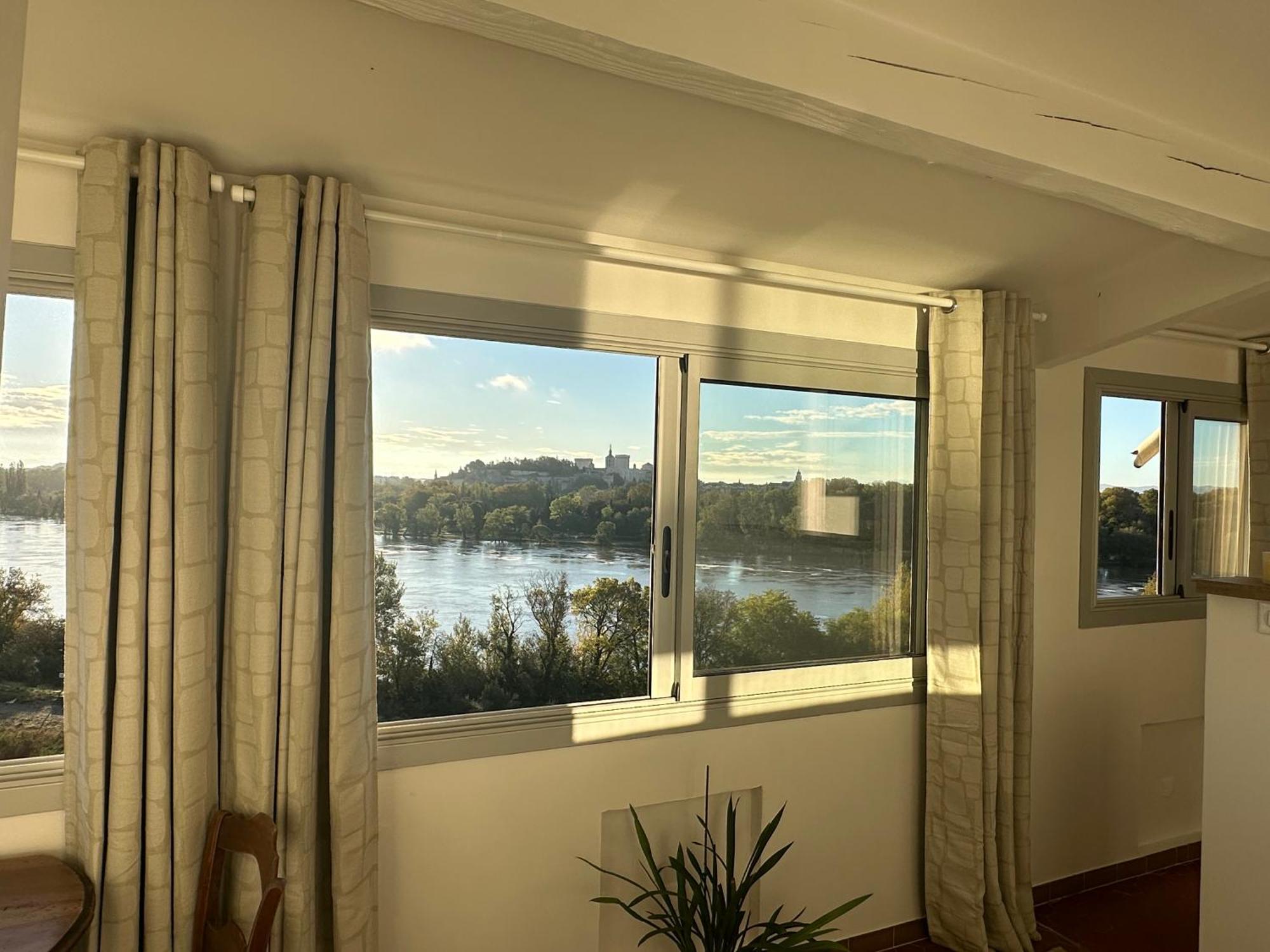 Charmante Petite Maison Avec Vue Panoramique, En Centre Historique, Proche D'Avignon, Ancienne, Renovee, Climatisee, Terrasse, Parking Public Gratuit Вильнёв-ле-Авиньон Экстерьер фото